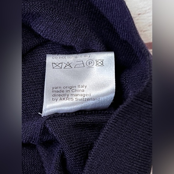 Akris Cashmere Silk Sweater - size 8 - women's purple crewneck *Tiny FLAW* - Picture 8 of 13